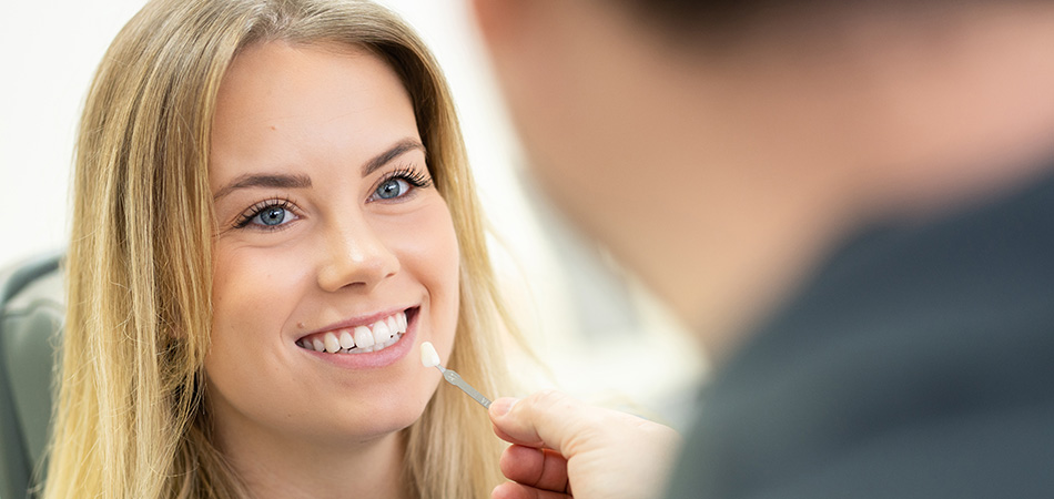 Schöne Zähne in Paderborn: Bleaching, Veneers, Zahnschmuck & Co.